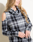 e Luna PLUS Plaid Turtle Neck Top