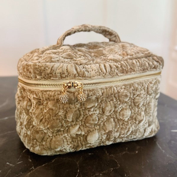 Quilted Velvet Vanity Case – Spacious Vintage-Insp